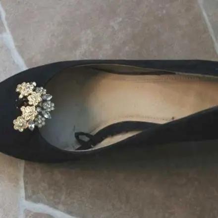 Ohrclips an schwarze Pumps clipsen - fertig ist der Abendschuh