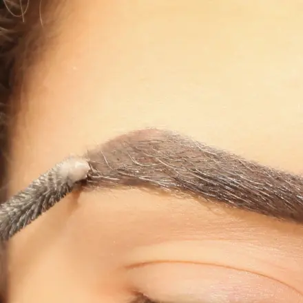 Ausdrucksstarke, helle Augenbrauen mit wasserfester Wimperntusche