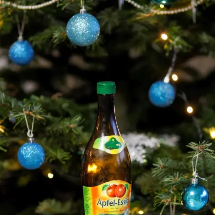 Weihnachtsbaum nadelt später mit Apfelessig