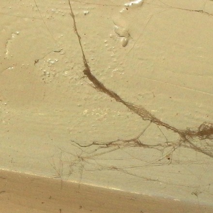 Spinnweben hinter Schränken mit Klebeband wegputzen