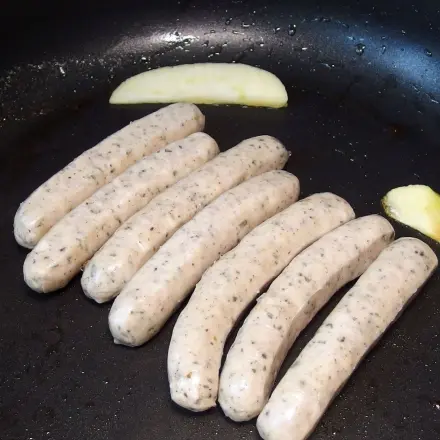 Bratwurst mit Apfel