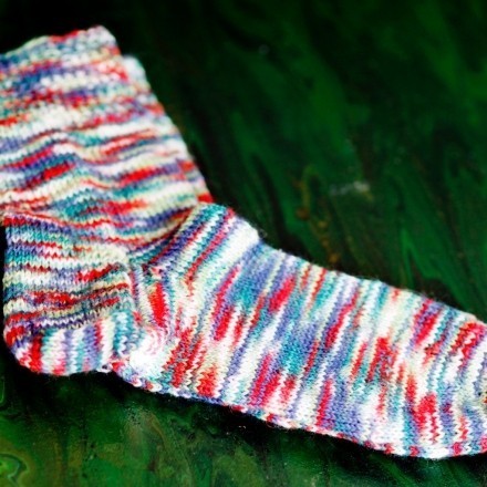 Socken stricken: Mit zwei Nadelspielen zwei Socken parallel stricken