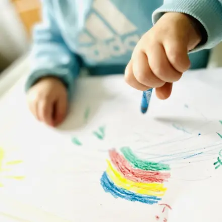 Kinderzeichnungen knitterfrei transportieren