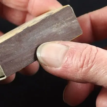 Nagel-Notfall-Hilfe bei eingerissenem Fingernagel