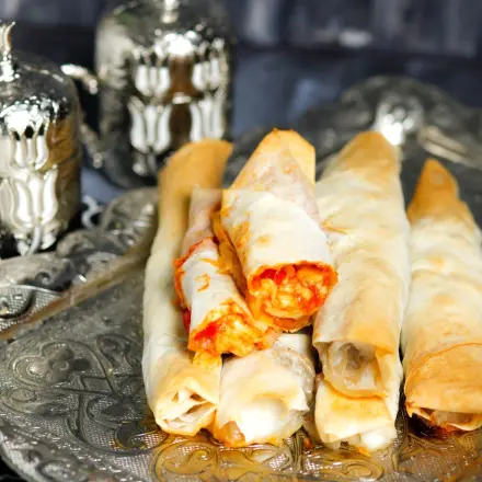 Knusprige Fillo-Röllchen mit Chutney und Käse