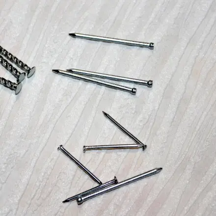 Löchern in Tapeten vorbeugen