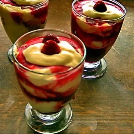 Mascarpone-Creme mit Obstpüree im Glas