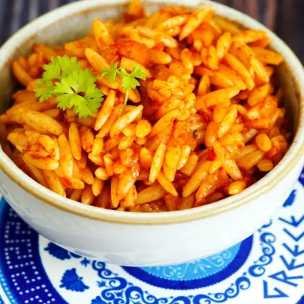 Griechische Nudeln als pikante Beilage