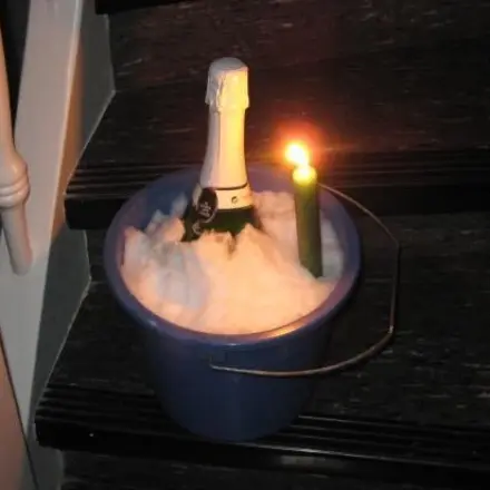 Sekt schön kalt im Schnee-Eimer