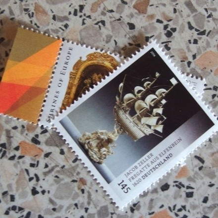 Zusammenklebende Briefmarken voneinander trennen