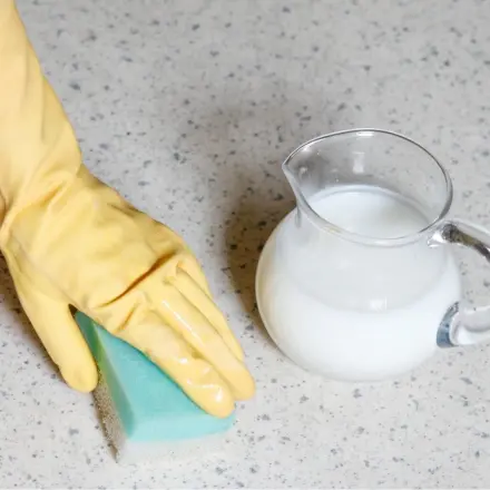 PVC-Böden mit Milch und Wasser zum Glänzen bringen