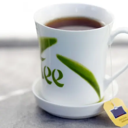 Schnell frisch aussehen durch gefrorene Würfel aus schwarzem Tee