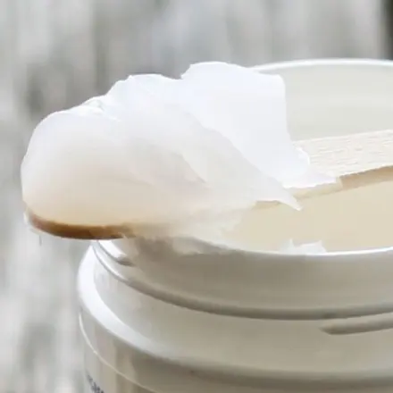 Knarrende Türe mit Vaseline schmieren