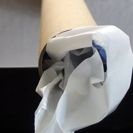 Plastiktüten ordentlich in einer Papprolle aufbewahren