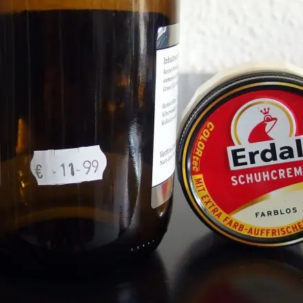 Aufkleber und Preisschilder entfernen - mit Schuhcreme