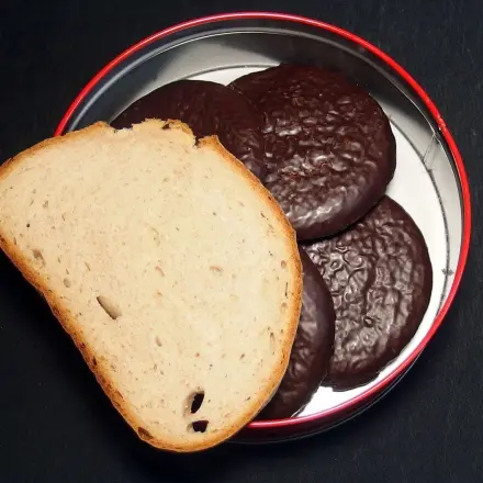 Brot hält Plätzchen frisch