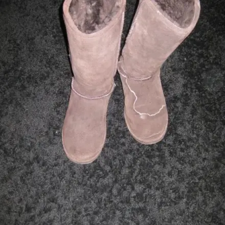 Salzränder auf Wildleder-Schuhen mit Zwiebeln entfernen