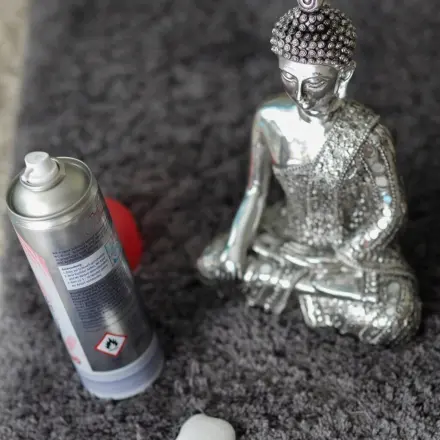Flecken auf dem Teppich mit Backofenspray entfernen