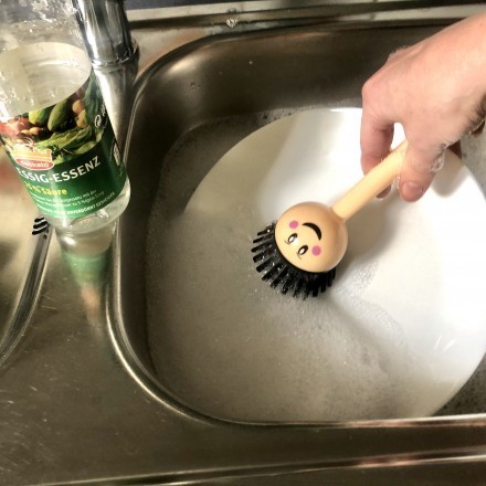 Geschirr abwaschen: Spülmittel sparen und Kalk entfernen