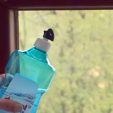 Fenster mit Klarspüler putzen