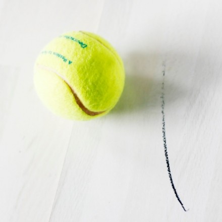 Absatzspuren auf Böden mit Tennisball wegradieren