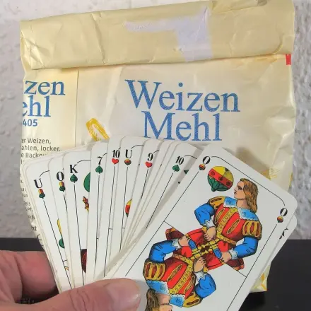 Mehl reinigt Spielkarten