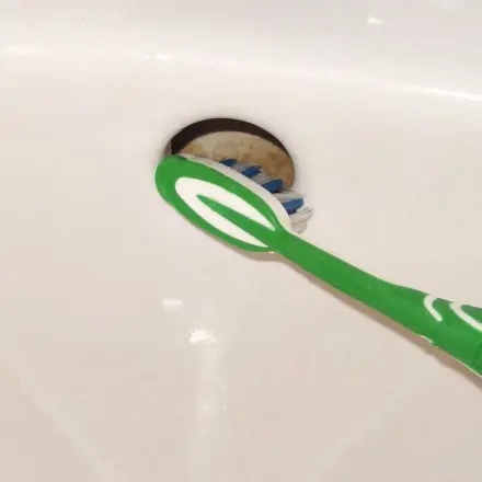 Waschbeckenüberlauf reinigen