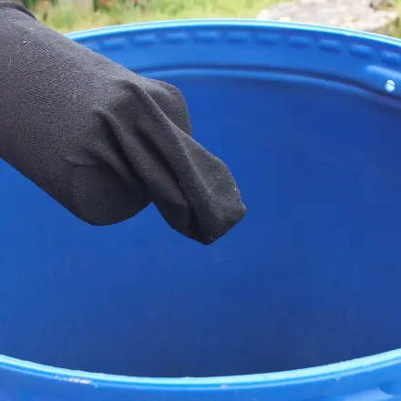 Socke an Dachrinne zum Schutz vor Schmutz in der Regentonne