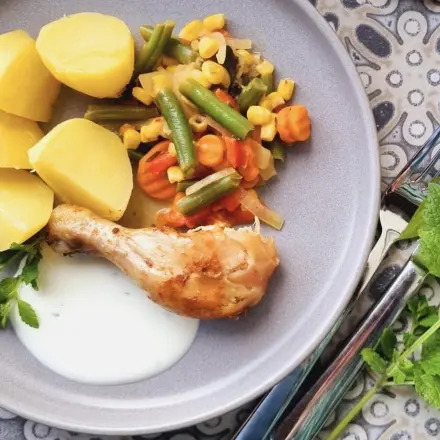 Hähnchenschenkel im Gemüsebett