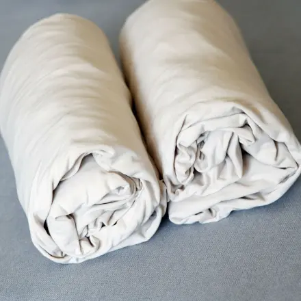 Genialer Trick: So legst du am besten Spannbettlaken zusammen