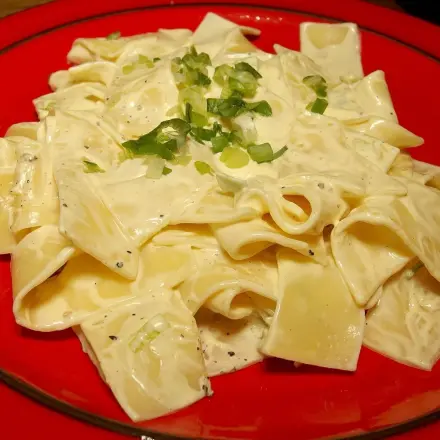 Eiernudeln mit Käse und Kräutern