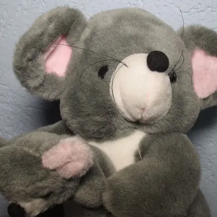 Kuscheltier an die Kette legen, damit es nicht verloren geht