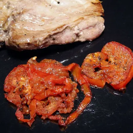 Gebratene Tomaten als Beilage zu Steak