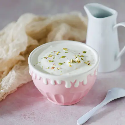 Quarkspeise mit Pistazien und Früchten