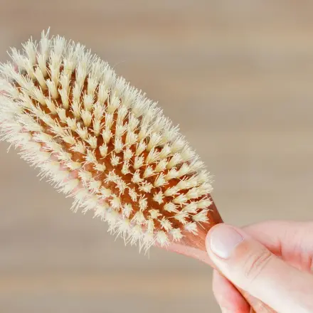 Haarbürsten schnell und nebenbei mit Schmierseife reinigen
