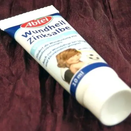 Zinkhaltige Salbe gegen schmerzende Narben