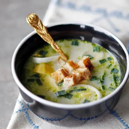 Cremige Kartoffel-Lauchsuppe mit Brotwürfeln & Aalstückchen