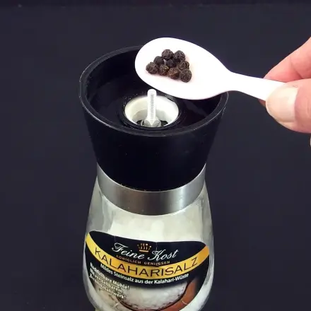 Salz und Pfeffer aus einer Mühle