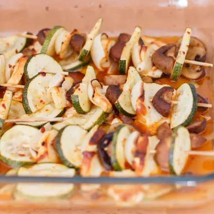 Halloumi-Käse - Spieße mit Champignons und Zucchini