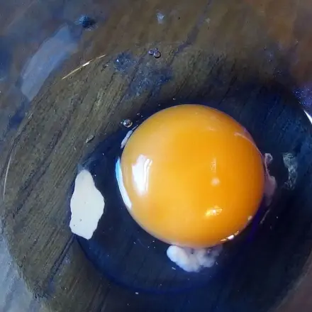 Eigelb oder Schale ganz leicht aus Eiweiß entfernen