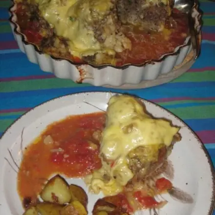Überbackener und mit Hackfleisch gefüllter Blumenkohl
