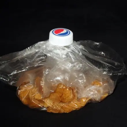 Plastiktüten mit Hilfe einer Plastikflasche verschließen