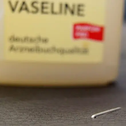 Tackerlöcher in Weichleder