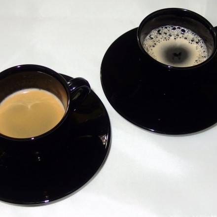 Kaffeerunde: Thermoskannen mit verschiedenen Kaffeesorten