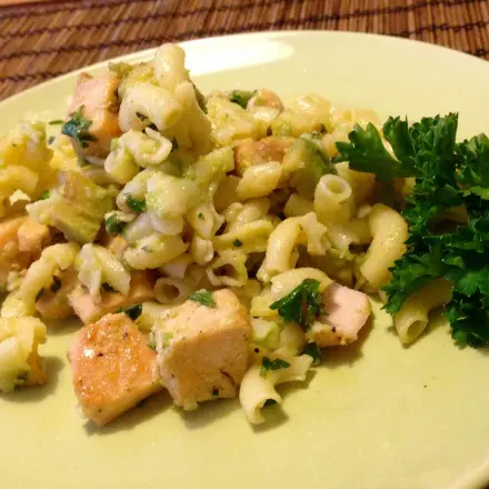 Nudelsalat mit gebratenem Lachs & Avocado in Zitronensauce