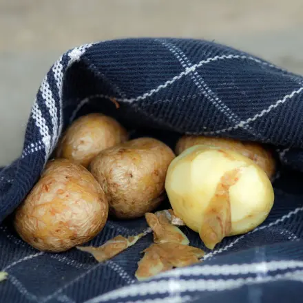 Pellkartoffeln pellen genau wie Mandeln vom Häutchen befreien
