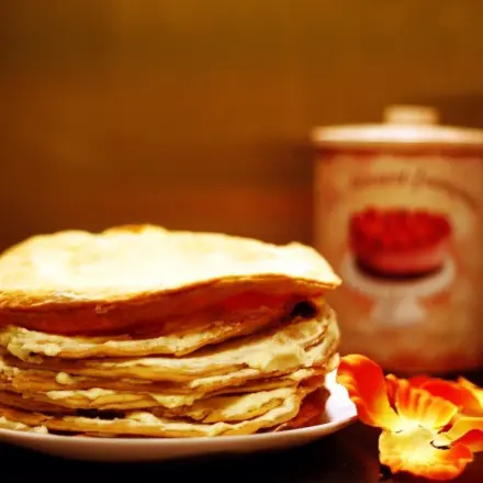 Kalte Pfannkuchentorte mit Räucherlachs - ein echter Leckerbissen