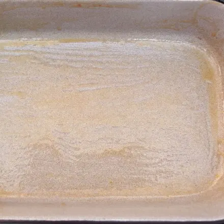 Auflaufformen mit Öl einfetten