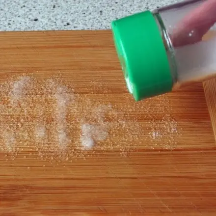 Riechende Schneidbretter von Gerüchen befreien