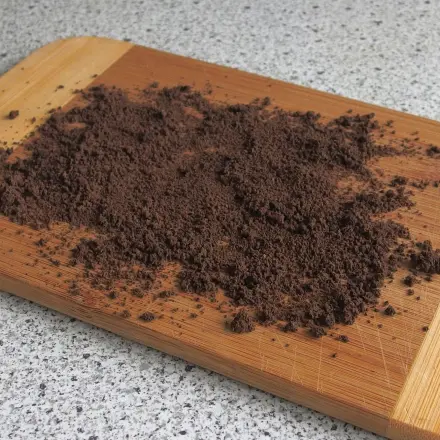 Schneidebrett mit altem Kaffeesatz reinigen